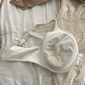 Gently used VS bra. Size 38DDD IN WHITE.